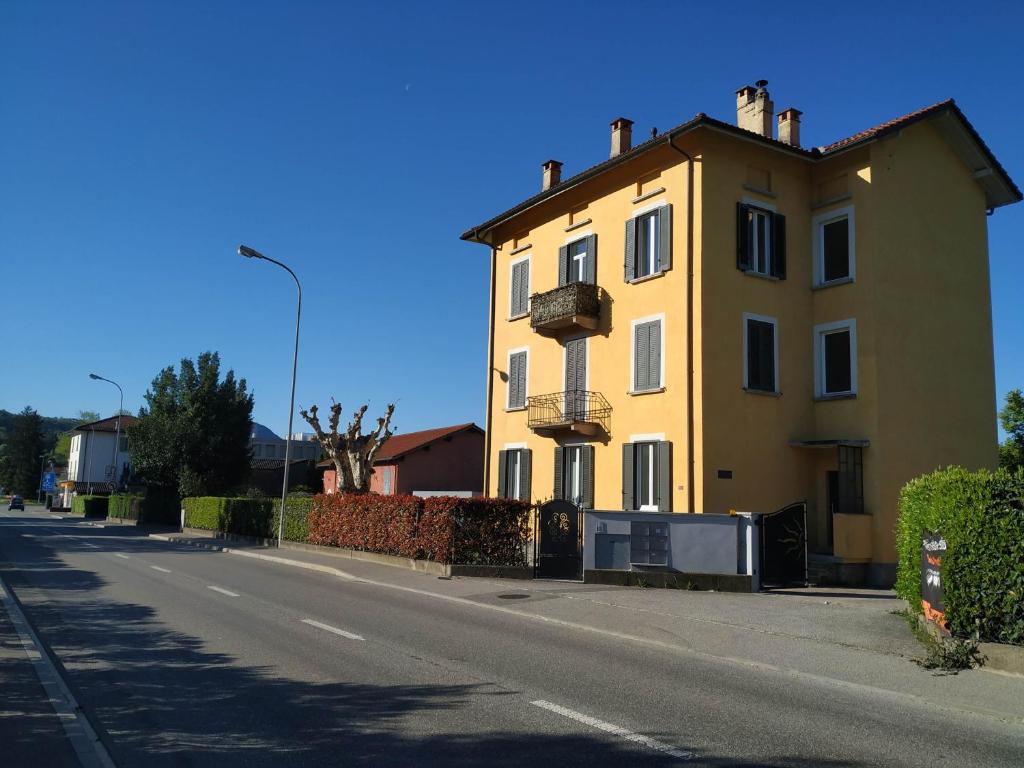 um edifício amarelo no lado de uma rua em Apartment Alina em Lamone
