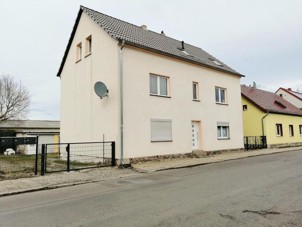 a white house on the side of a street at Ferienwohnung im Spreewald "Vivien" in Vetschau