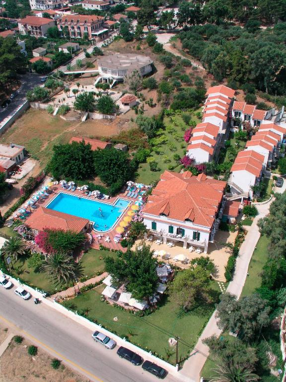 Bazén v ubytování Tara Beach Hotel nebo v jeho okolí