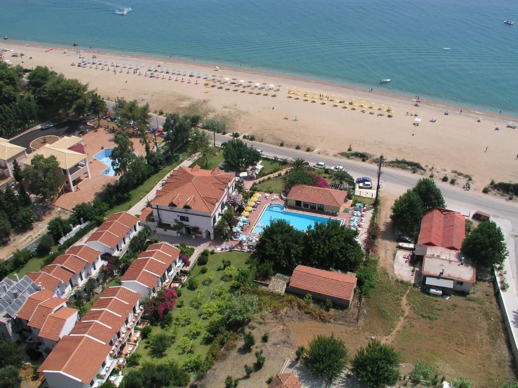 Luftblick auf ein Resort und den Strand in der Unterkunft Tara Beach Hotel in Skala