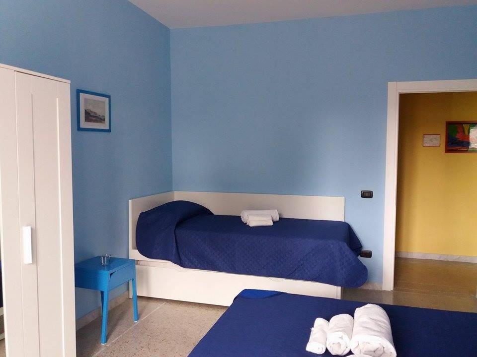 um quarto azul com uma cama e uma parede azul em B&B Napoli Leggendaria em Nápoles