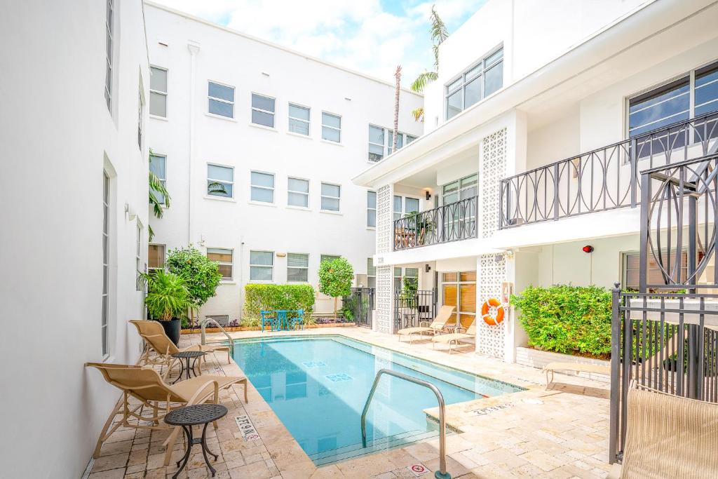 un apartamento con piscina en un edificio en Fountain condo 2 story Pool BBQ Balcony, en Miami Beach