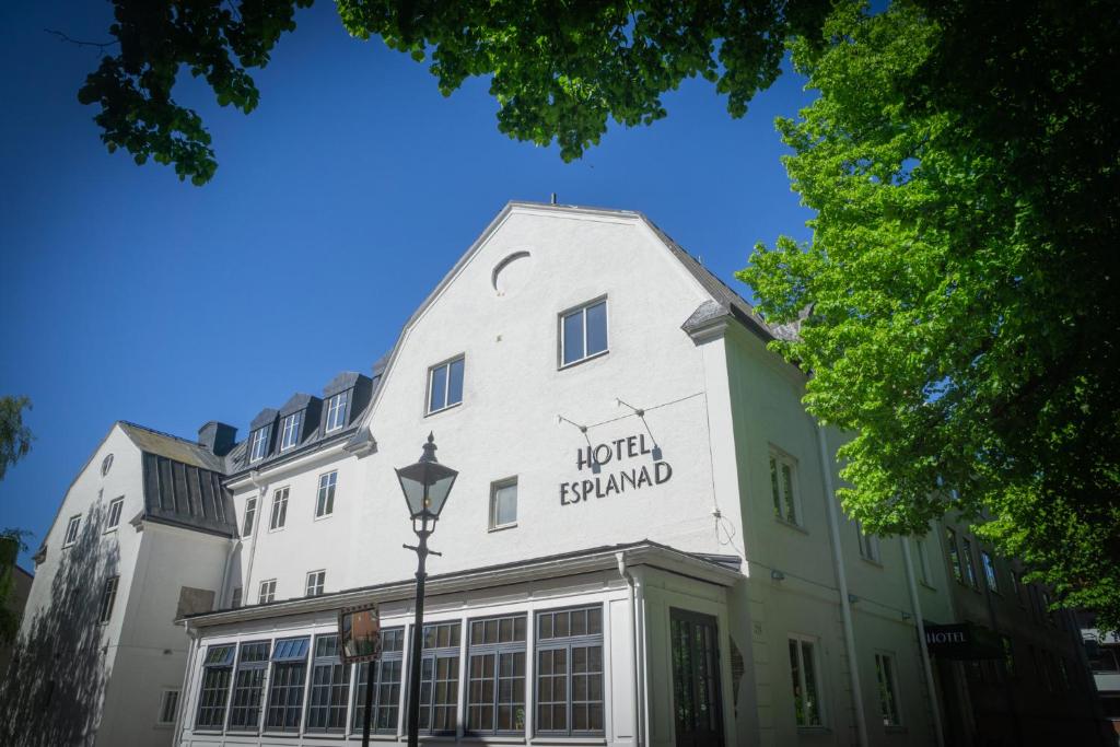 een wit gebouw met een bord erop bij Hotell Esplanad in Växjö