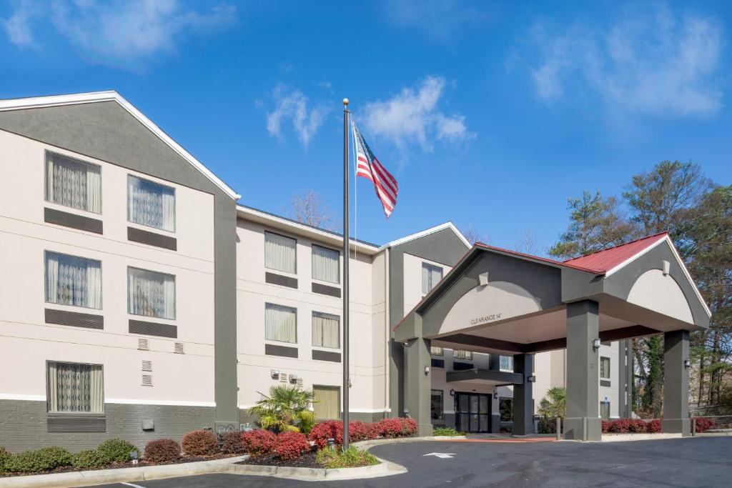 an exterior view of a hotel with an american flag at La Quinta by Wyndham Snellville - Stone Mountain in Snellville