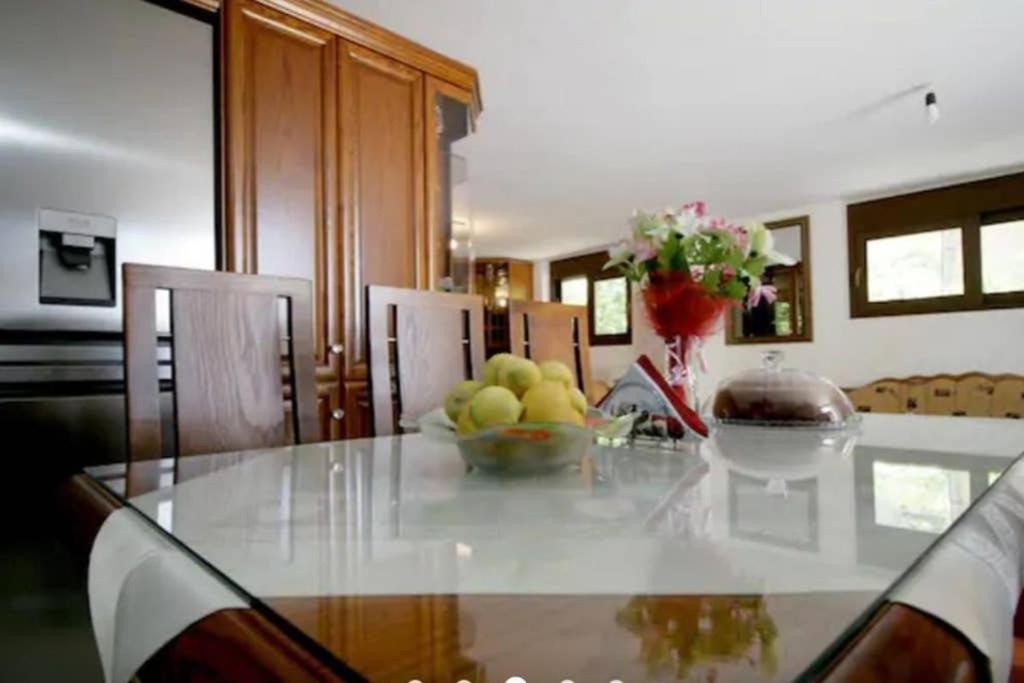 einen Esstisch mit einer Obstschale darauf in der Unterkunft Apartment with Premium Facilities in Chania