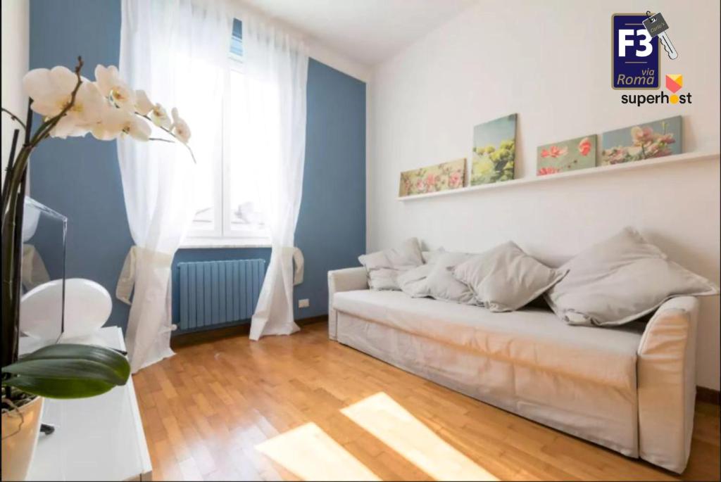ein Wohnzimmer mit einem Sofa und einem Fenster in der Unterkunft Carlo's BCF3 - Sanremo Centro: my Suites in Sanremo