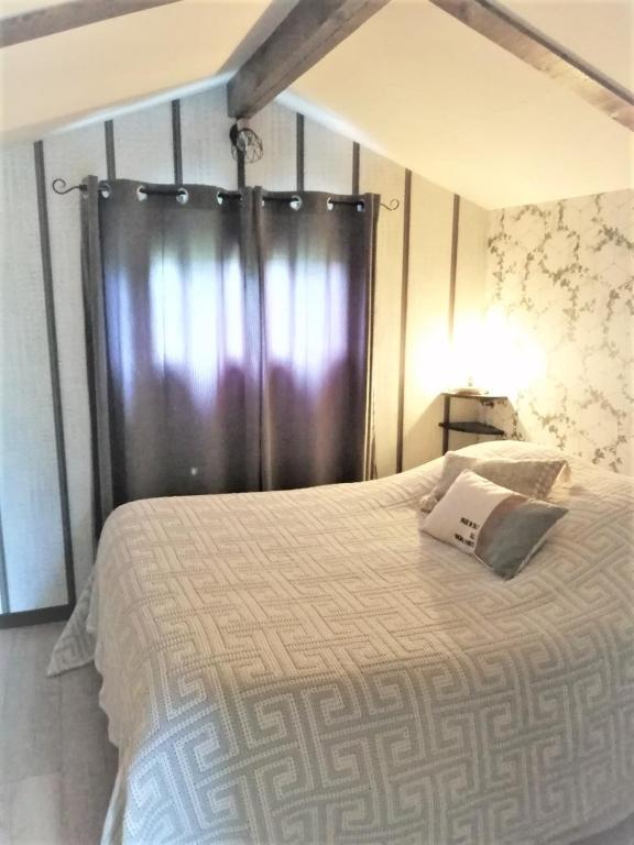 Postel nebo postele na pokoji v ubytování Le Cardinal B&B