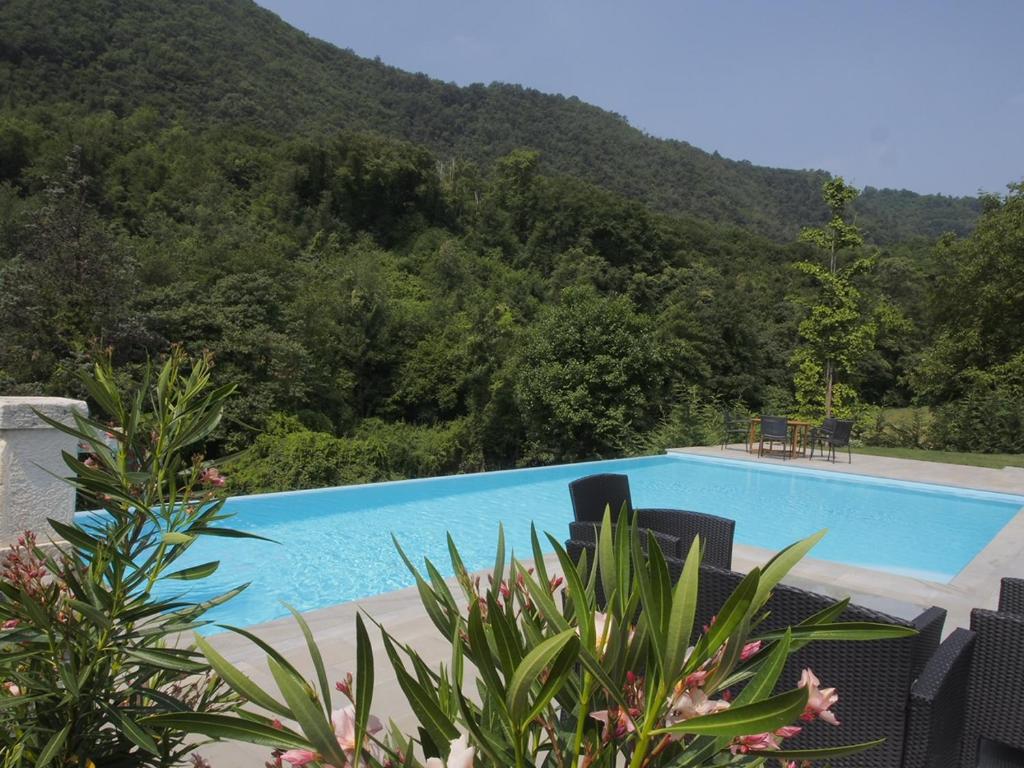 a swimming pool with a mountain in the background at Valle B&B in Castelgomberto