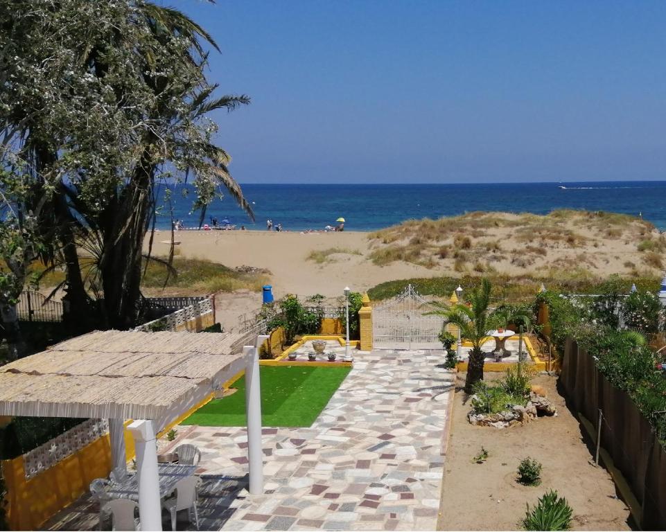 デニアにあるVilla Manuelaの家のバルコニーからビーチの景色を望めます。