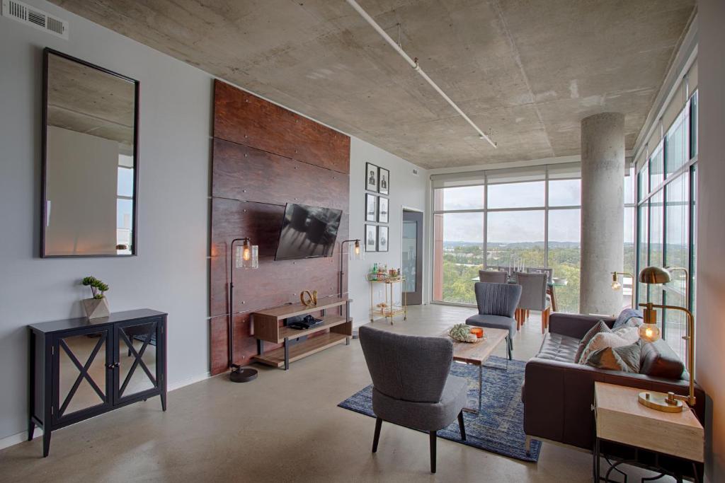 Gaze at Sprawling Green Vistas Through Walls of Windows - Housity