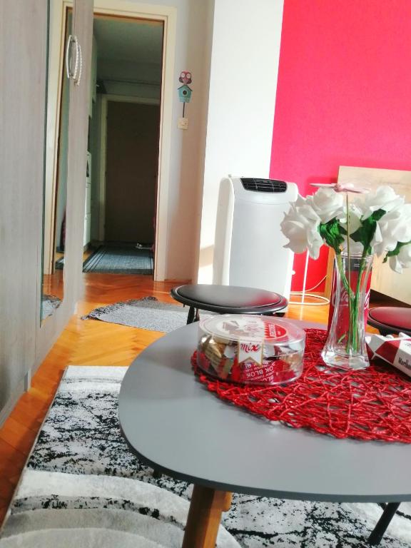 Ruang duduk di Apartman Red wall