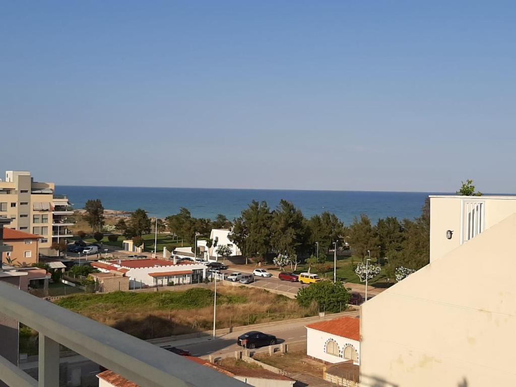 Blick auf die Stadt mit Parkplatz in der Unterkunft Atico playa Moncofar in Moncófa