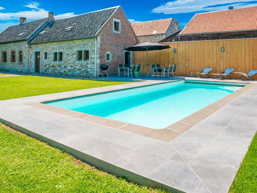 una piscina en el patio de una casa en Stunning Chalet in Goé with Swimming Pool, Sauna, Terrace, en Goé