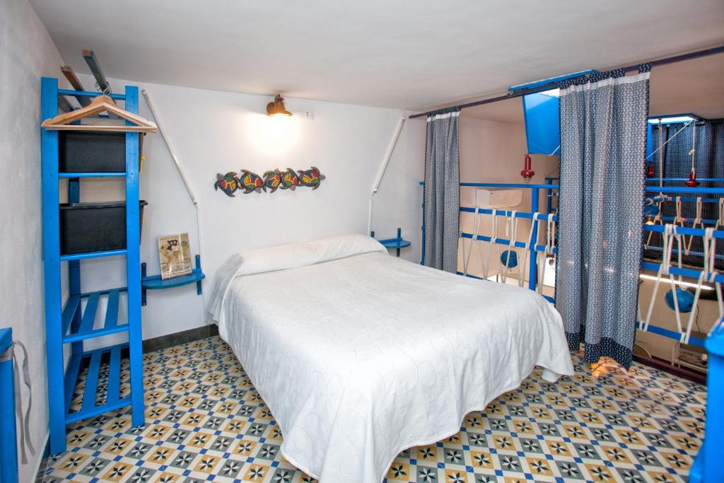 una camera con un letto e una scala blu di apartamento sanlucar playa a Bonanza