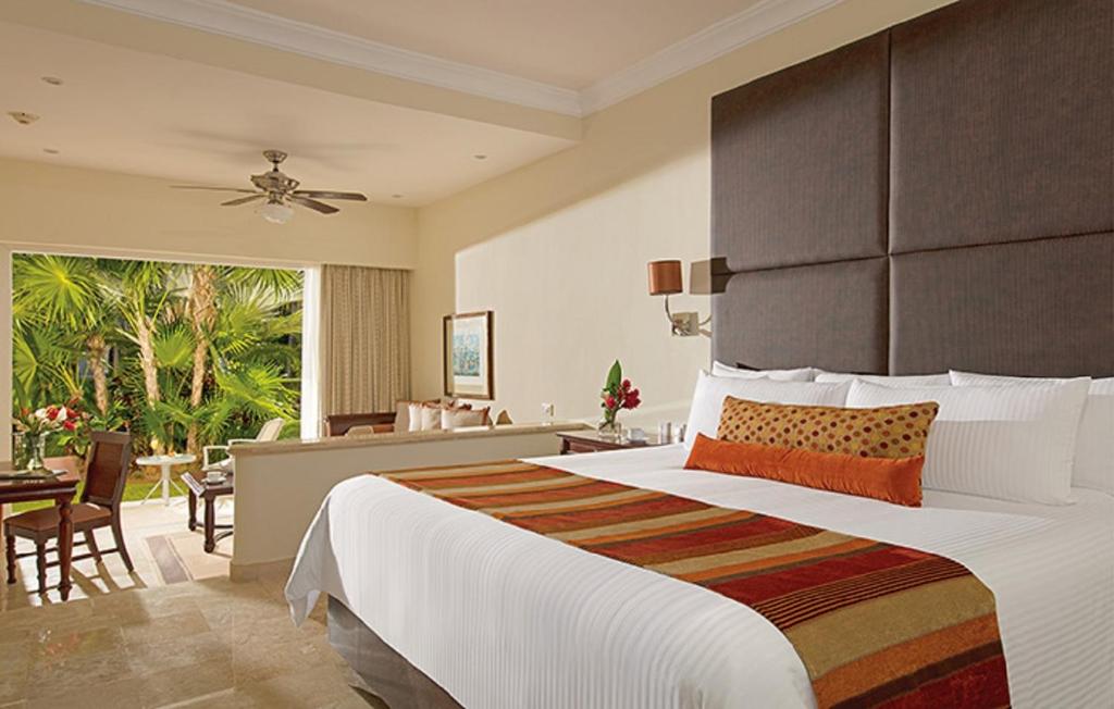 Una cama o camas en una habitación de Dreams Tulum Resort & Spa