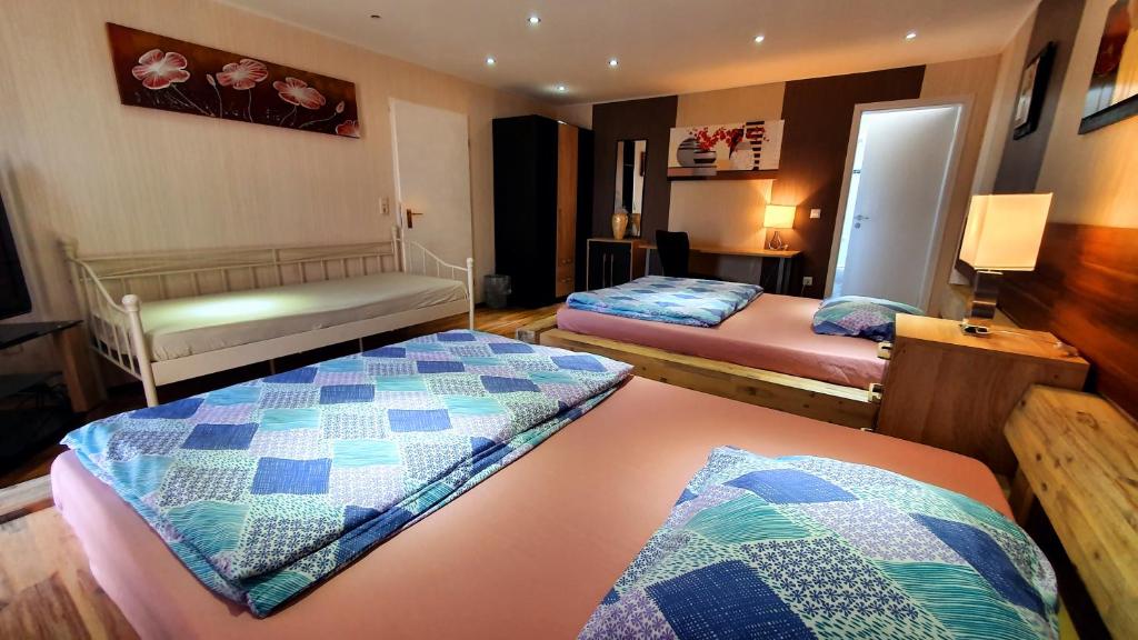 a room with two beds in a room at Gründauer Monteurwohnung/Studentenwohnung in Gründau