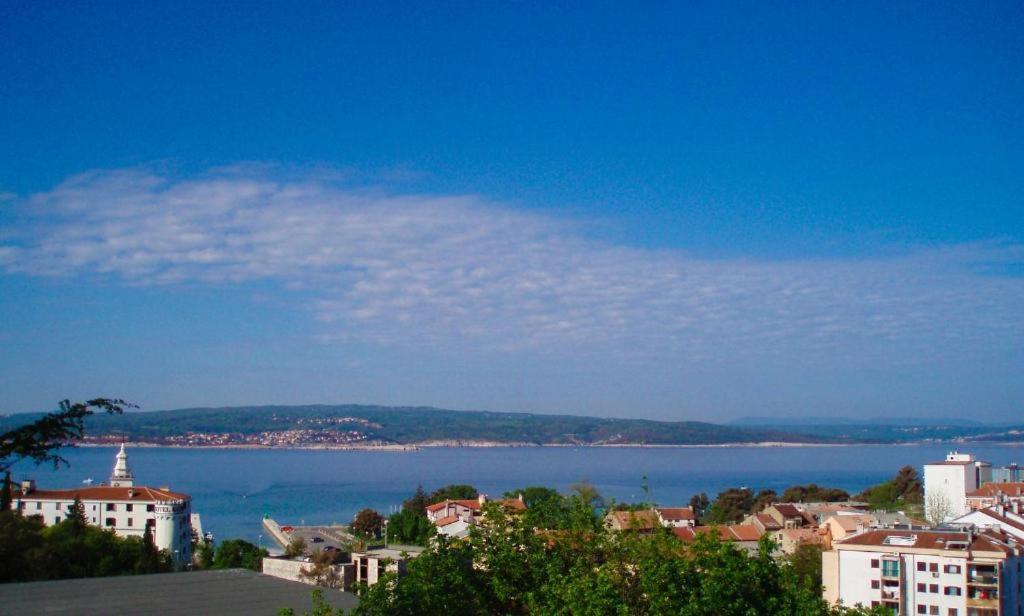 - une vue sur la ville et une grande étendue d'eau dans l'établissement Apartments Gorana, à Crikvenica