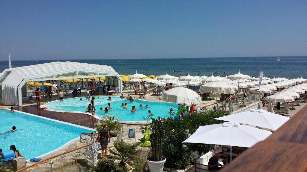 Bazén v ubytování Hotel Benini nebo v jeho okolí