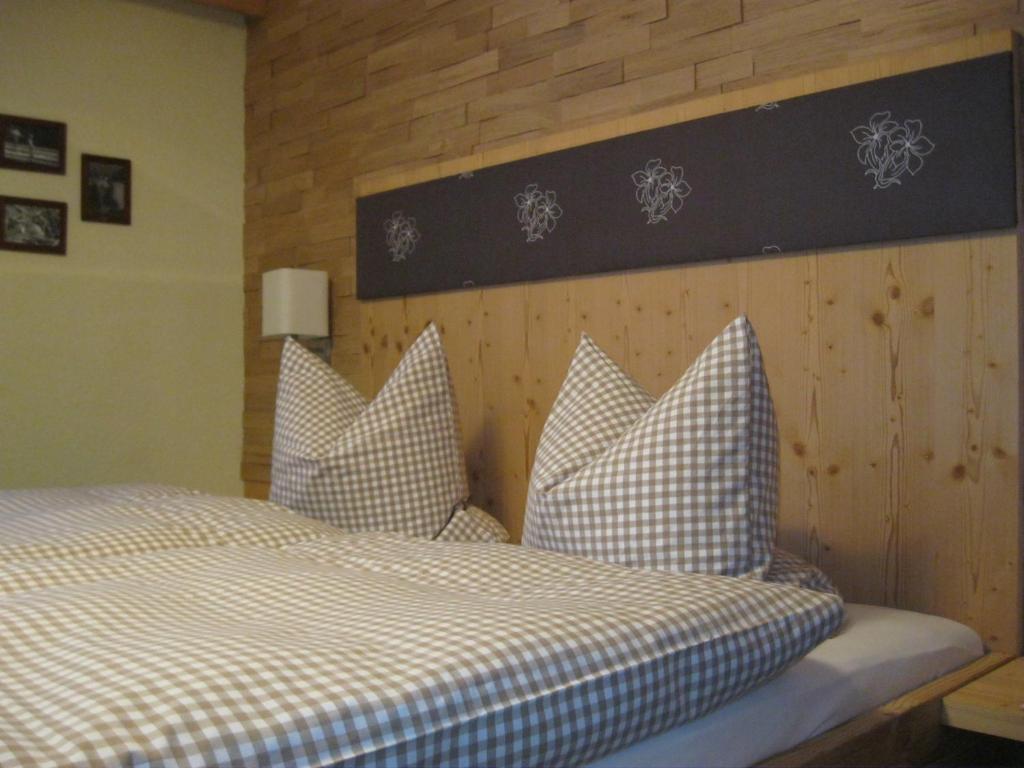 Postel nebo postele na pokoji v ubytování Gästehaus Sahler
