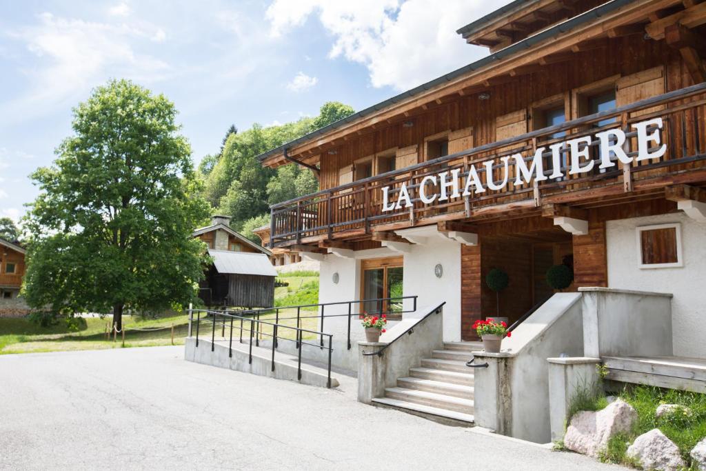 ein Gebäude mit einem Schild, das Le Chamonix liest in der Unterkunft Résidence La Chaumière in Les Gets