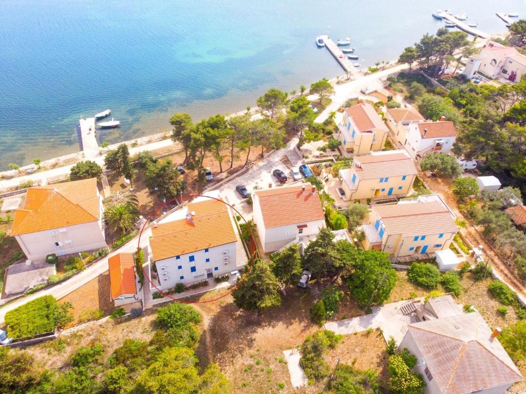 una vista aérea de una localidad junto al agua en Apartment Goran - 30m close to the beach, en Verunić