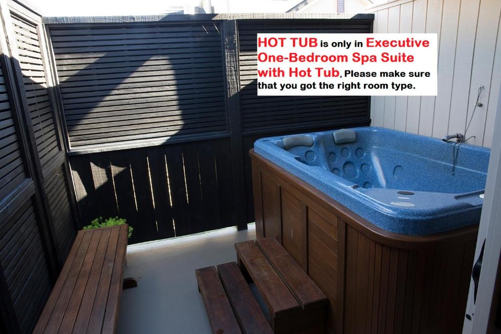 
Executive One-Bedroom Suite with Hot Tub
