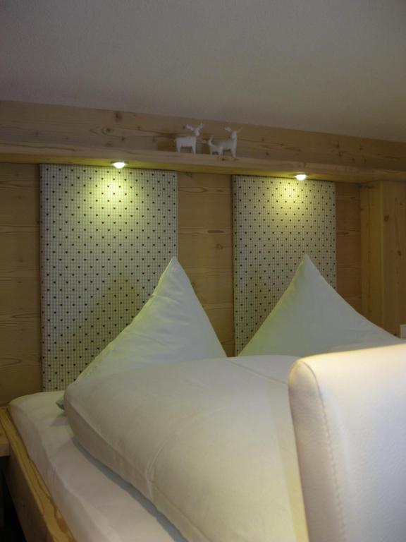 Postel nebo postele na pokoji v ubytování Gästehaus Sahler