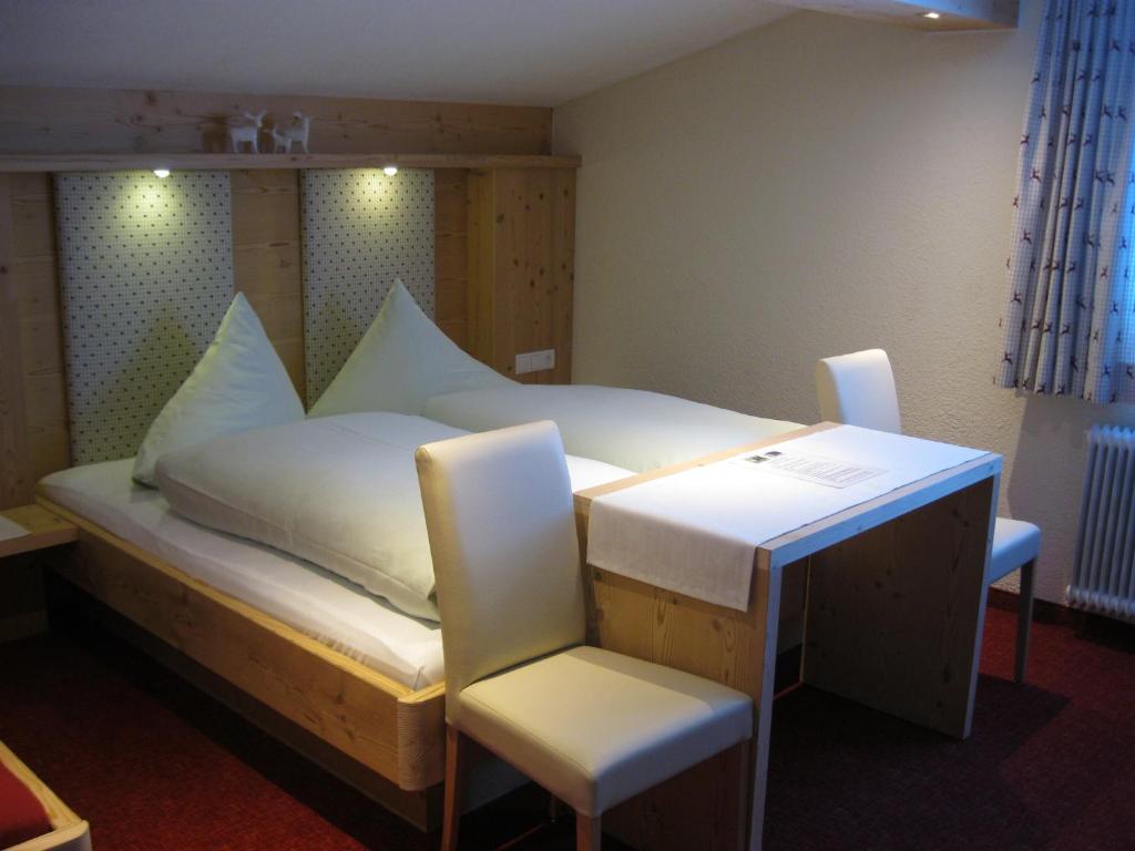 Postel nebo postele na pokoji v ubytování Gästehaus Sahler