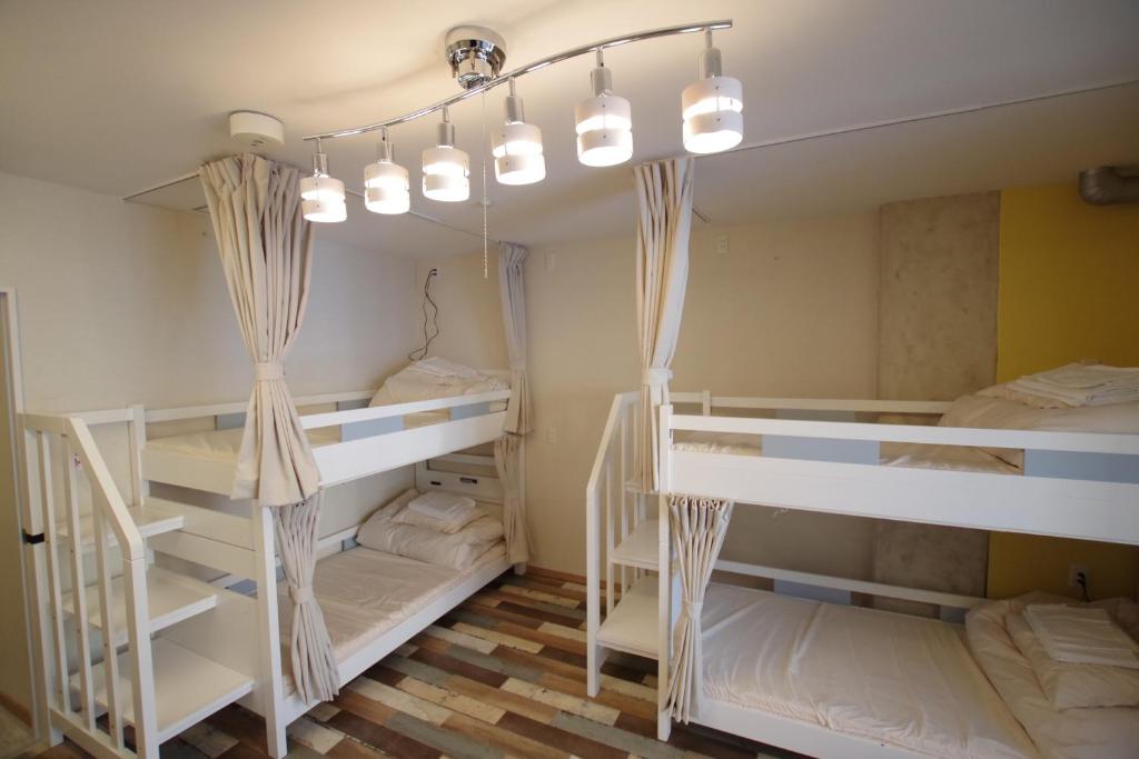 Postel nebo postele na pokoji v ubytování Cinnamon Guesthouse Dogo