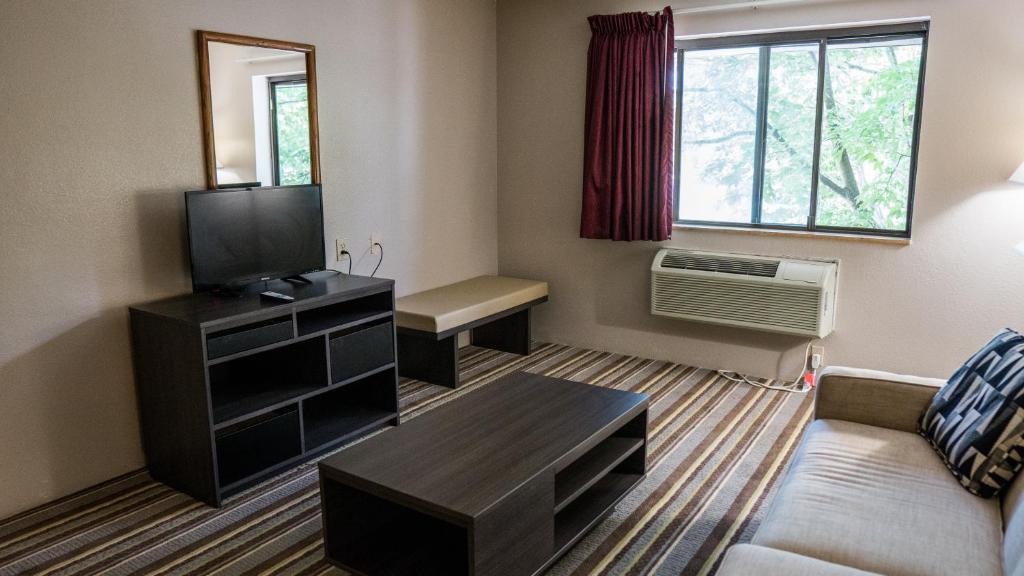 Super 8 by Wyndham Groton - King Suite - Non-Smoking