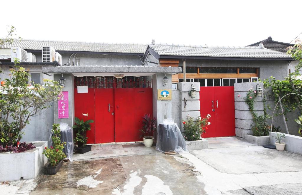 Photo de la galerie de l'établissement Old Mamaboy Marines Hostel獨立包棟三間雙人雅房, à Kaohsiung