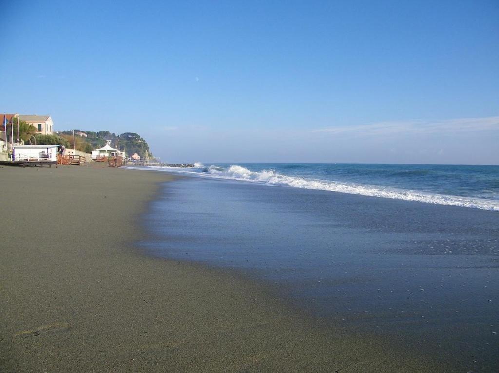 een strand met de oceaan en de kustlijn bij A due passi dal mare appartamento con giardino in Albissola Marina