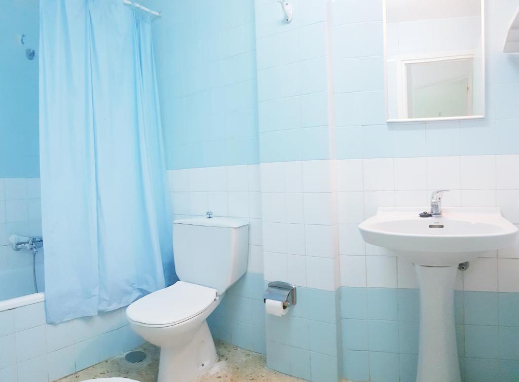 La salle de bains est pourvue de toilettes et d'un lavabo. dans l'établissement Bellreguart 1a línea de Playa - Edificio Mirador, à Bellreguart