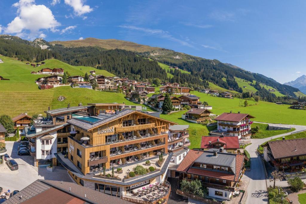 una vista aérea de un complejo en las montañas en Hotel Alpin Spa Tuxerhof en Tux