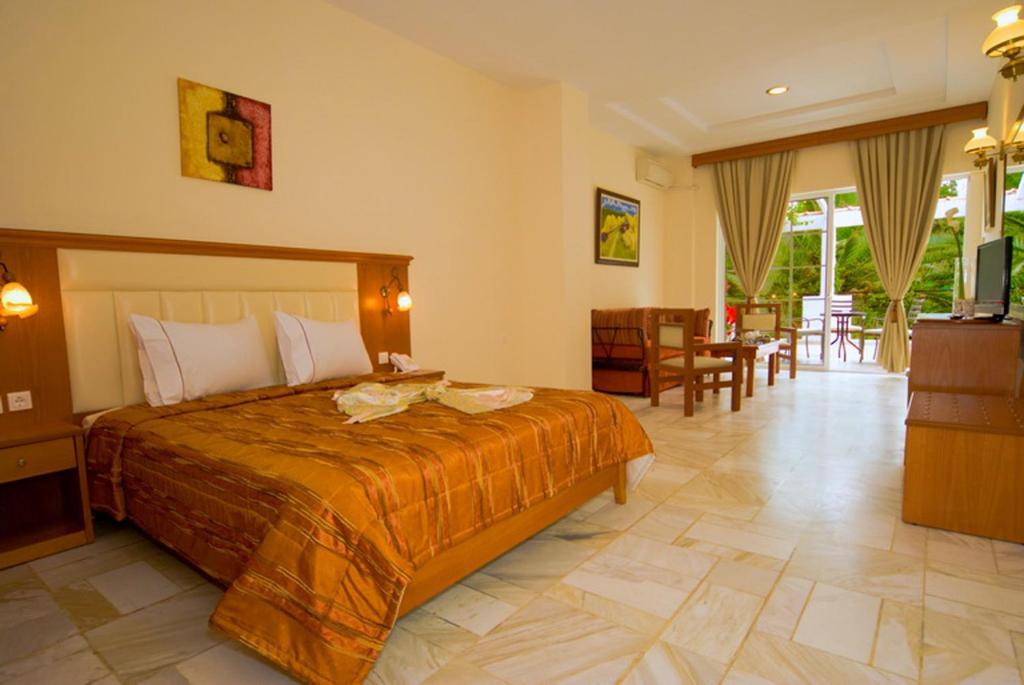 Postel nebo postele na pokoji v ubytování Porfi Beach Hotel