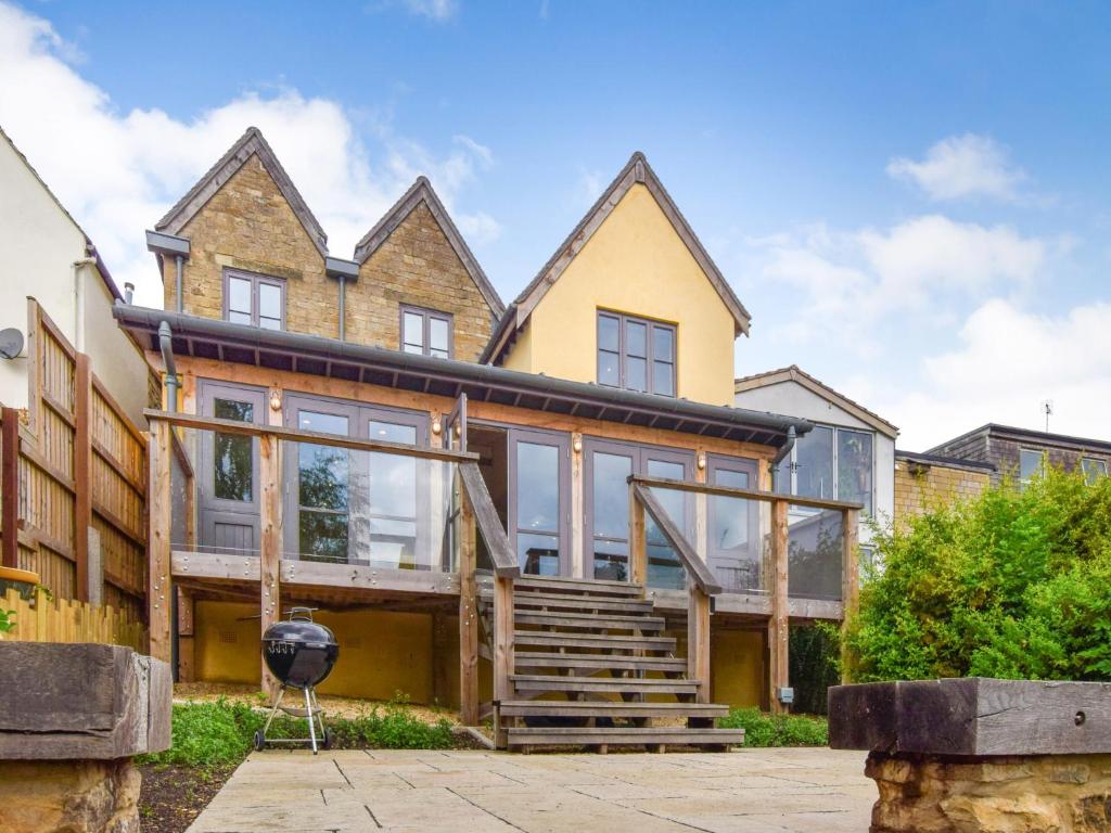 an exterior view of a house with glass at Mercia House in Winchcombe