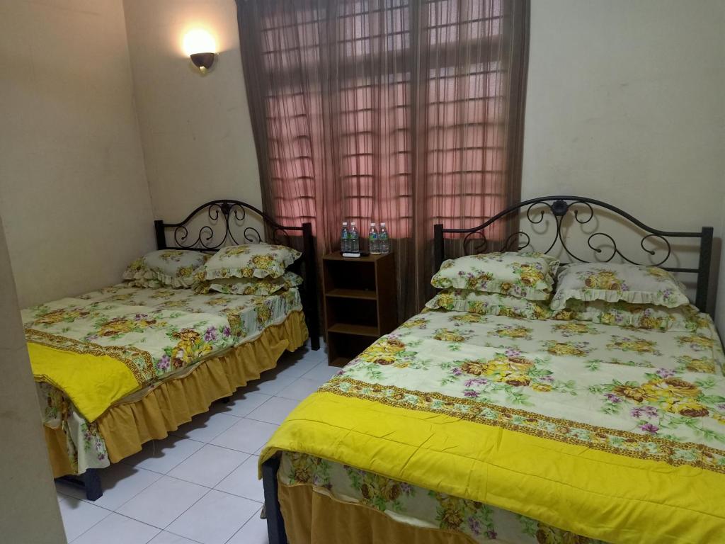 Postel nebo postele na pokoji v ubytování Homestay Roomstay Muar Srizahrani