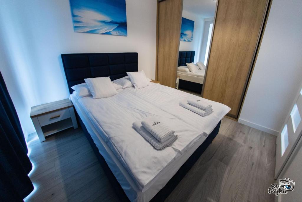 Posteľ alebo postele v izbe v ubytovaní Apartment & Room MARINA BORKI - Apartamenty RÓŻA WIATRÓW