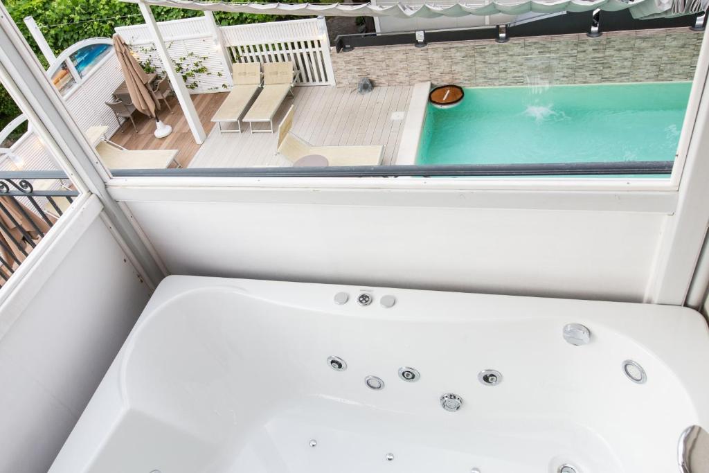 Bazén v ubytování Rimini Suite Hotel nebo v jeho okolí