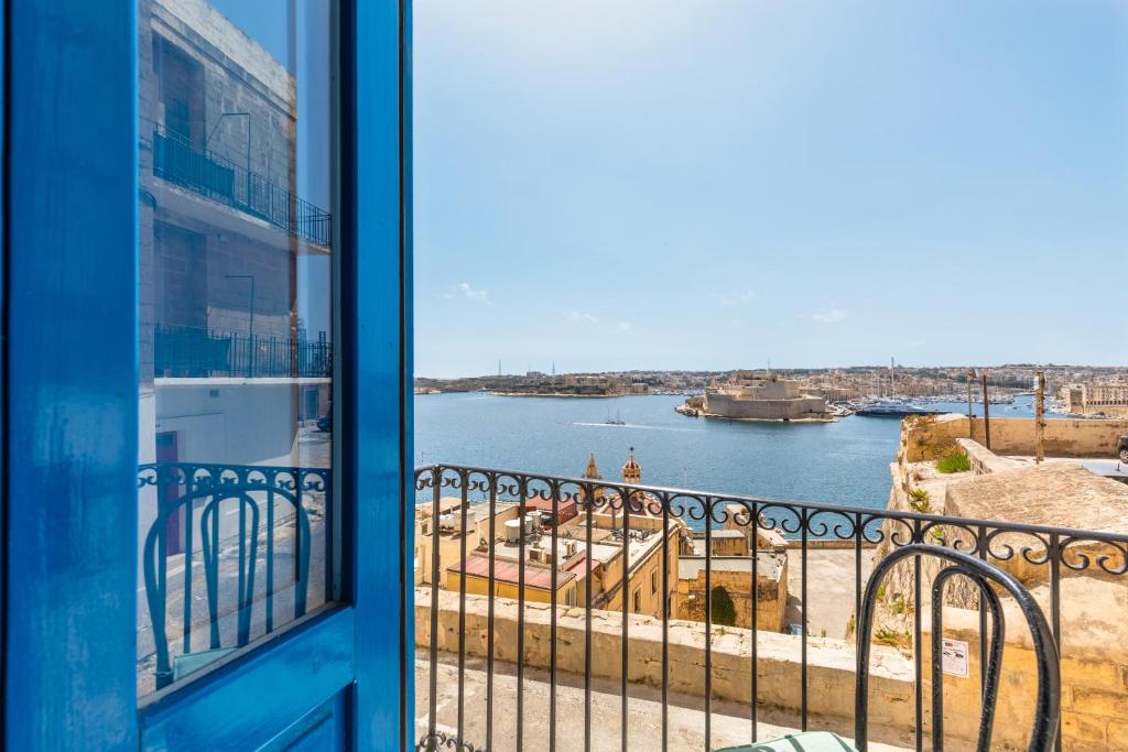 - Balcón con vistas al río en Valletta Harbour View Apartment, en La Valeta