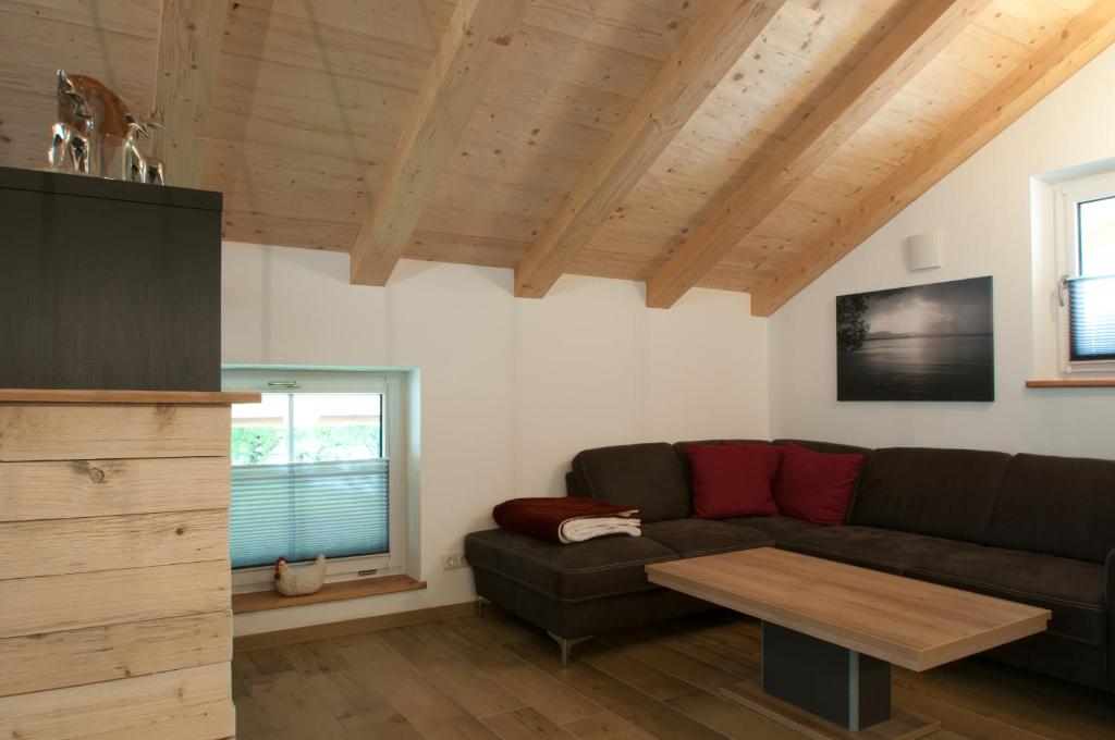 TV a/nebo společenská místnost v ubytování Alpenblick am Chiemsee