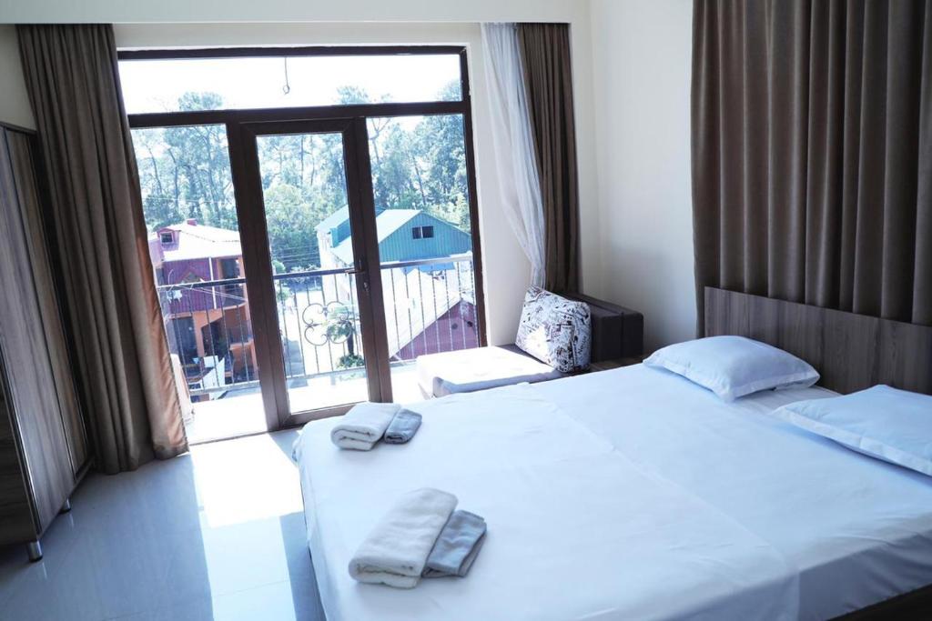Rúm í herbergi á Hotel Estonia Two