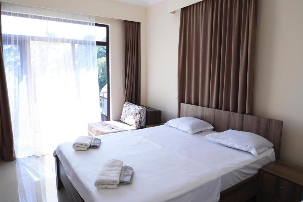 Rúm í herbergi á Hotel Estonia Two