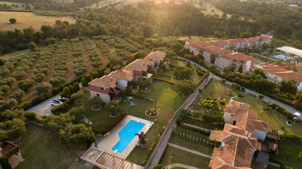 Basen w obiekcie Rastoni Fabienne Shared Pool Maisonette, Afitos lub w pobliżu