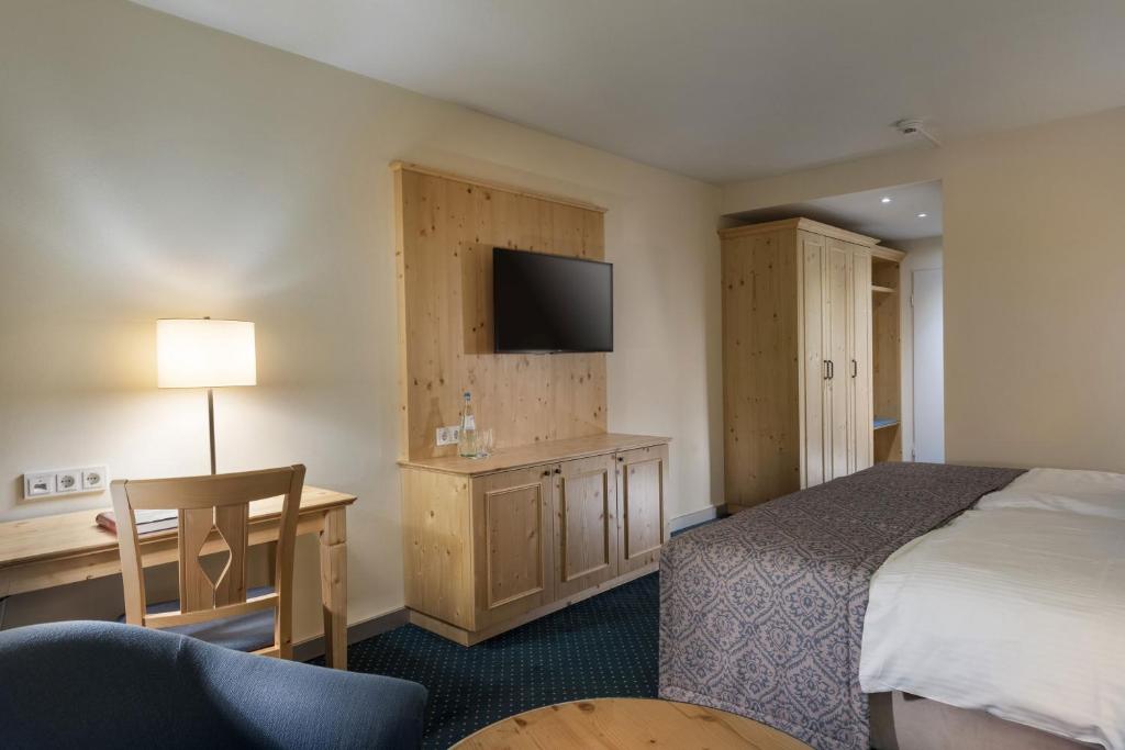 Maritim Titisee Hotel - Comfort Double Room With Balcony And Forest View