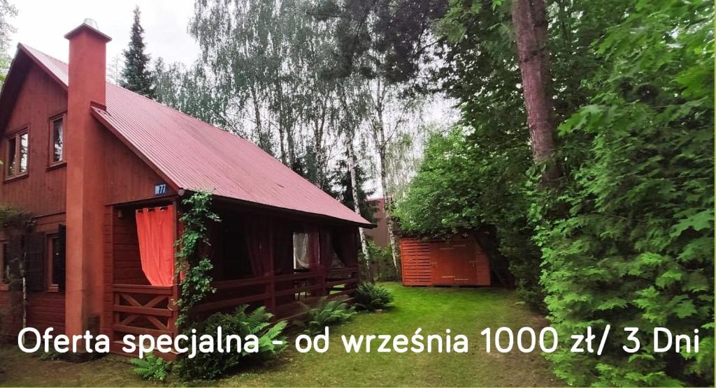 オクニンカにあるDomek Letniskowy Pod Brzozamiの赤屋根の赤い家