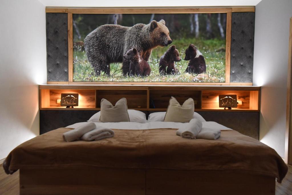 ein Schlafzimmer mit einem großen Bild eines Bären und drei Würfeln in der Unterkunft PENZION U MEDVĚDA in Frýdek-Místek