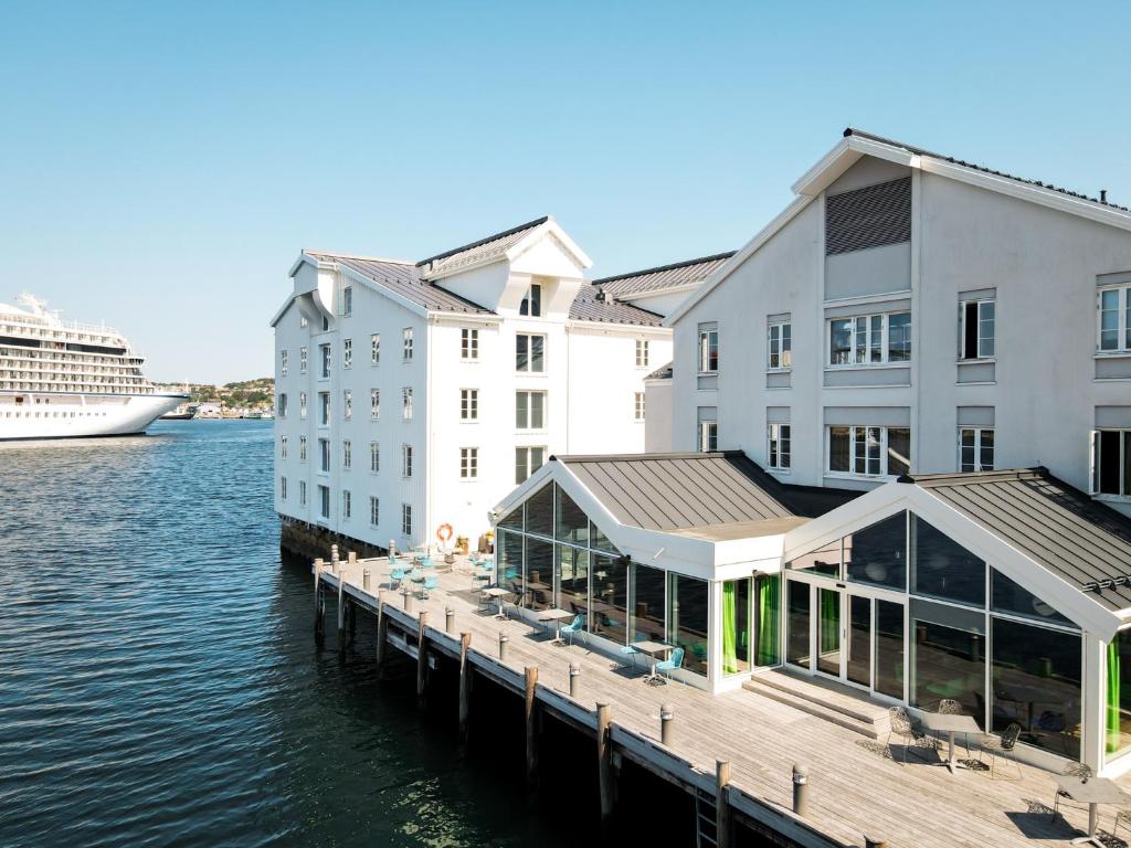 ein Dock mit einem Kreuzfahrtschiff im Wasser in der Unterkunft Thon Hotel Kristiansund in Kristiansund