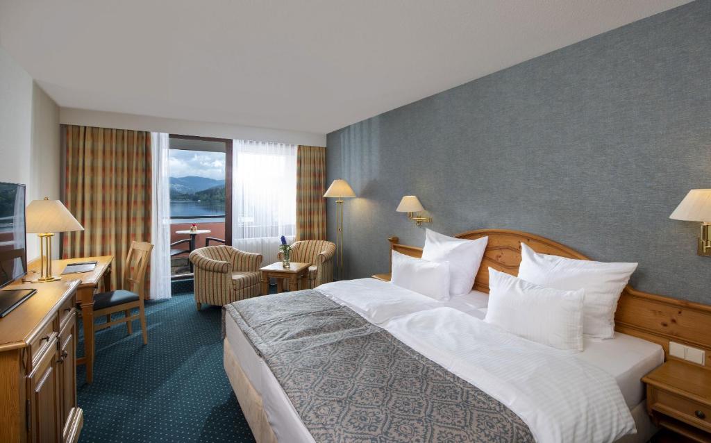 Maritim Titisee Hotel - Superior Double Room With Balcony And Lake View