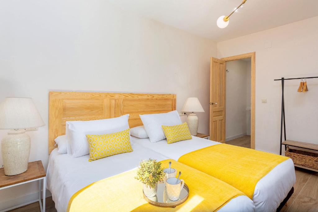 Postel nebo postele na pokoji v ubytování Genteel Home Alhacaba